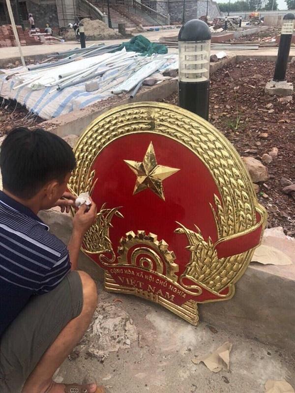 Thi công và lắp đặt quốc huy bằng đồng trên toàn quốc