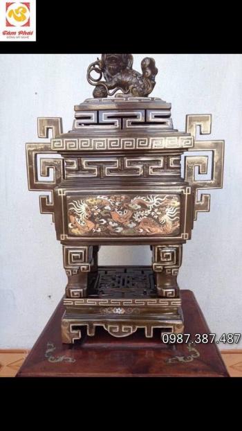 Đỉnh đồng vuông, nắp chữ công độc đáo