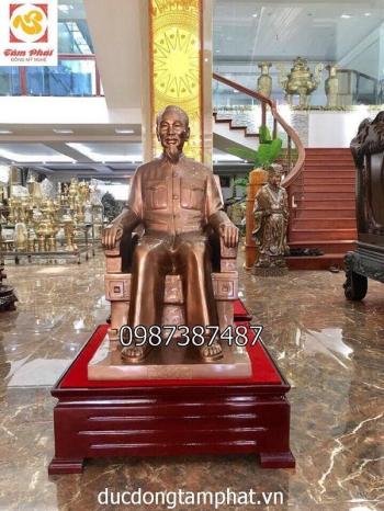 Tượng Bác Hồ ngồi đọc báo bằng đồng đỏ nguyên chất