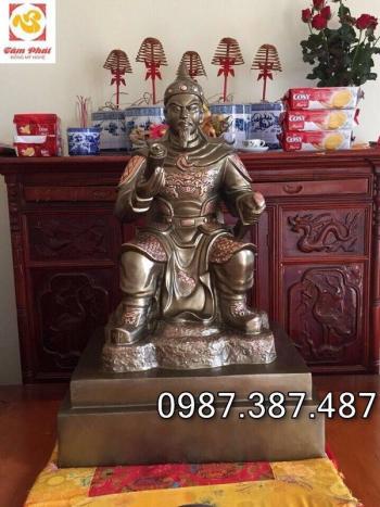 Tượng Trần Quốc Tuấn bằng đồng đỏ, tư thế ngồi oai nghiêm