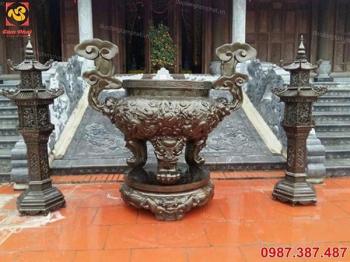Lư đồng giả cổ, oai nghiêm đặt trong khuôn viên nhà chùa