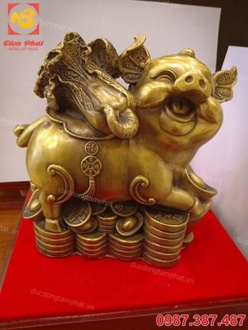Heo phong thủy bằng đồng ngồi trên tiền vàng đẹp sống động