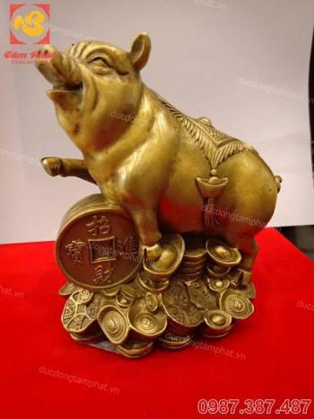 Lợn phong thủy bằng đồng cõng tiền trên lưng