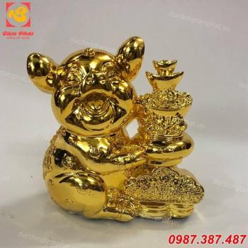 Tượng heo vàng bên tiền xu cổ và nén vàng đẹp tinh xảo
