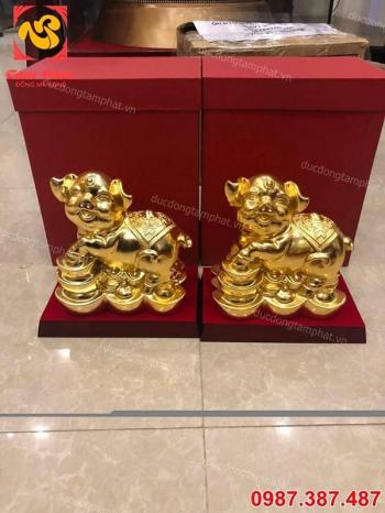 Linh vật lợn phong thủy mạ vàng đứng trên thỏi vàng, hũ tiền đẹp tinh xảo