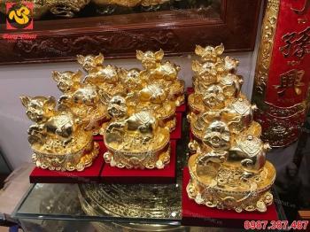 Heo vàng phong thủy đứng trên hũ tiền, mang về công danh, tài lộc, sức khỏe