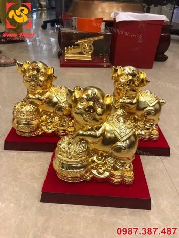 Heo đứng trên hũ tiền vàng mang may mắn cho gia chủ