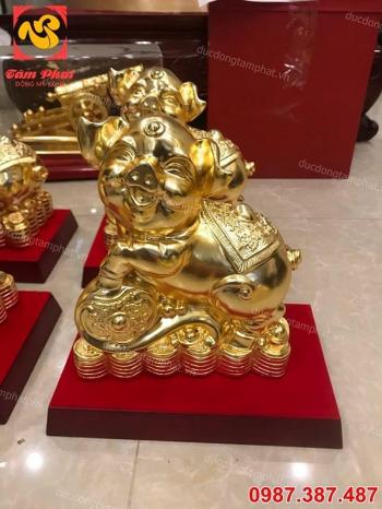 Heo đứng trên gậy như ý mang lại may mắn cho gia chủ.!!