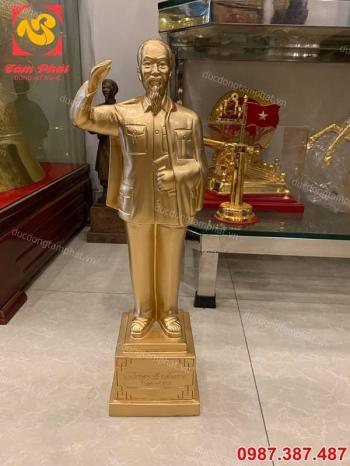 Tượng đồng Bác Hồ vẫy tay chào đẹp xuất sắc