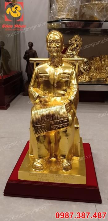 Tượng đồng Bác Hồ ngồi đọc báo mạ vàng 24k sang trọng, thần thái đủ kích thước..!