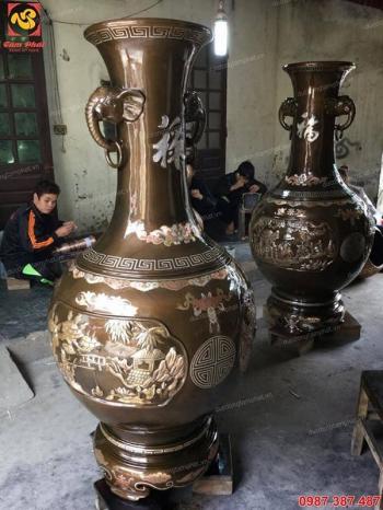 Đôi lọ lộc bình bằng đồng tai voi cao 1m2 khảm tam khí vận chuyển lắp đặt tại chùa..!