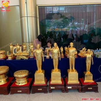 Tượng Đại tướng Võ Nguyên Giáp bằng đồng mạ vàng 24k chỉ tay chiến dịch cao 1m1