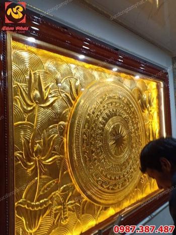 Lắp đặt tranh đồng mặt trống hoa sen kích thước 2m x 3m mạ vàng 24k tại khách sạn Quảng Ninh..!