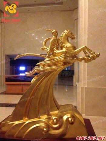 Tượng Thánh Gióng bằng đồng thếp vàng quà tặng ý nghĩa cho đối tác, cơ quan ban ngành..!