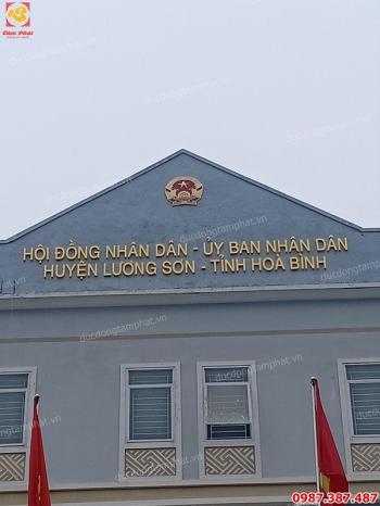 Hoàn thiện lắp đặt Quốc huy và bộ chữ bằng đồng cho huyện Lương Sơn Hoà Bình..!