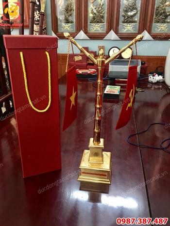 Cột cờ mạ vàng 24k để bàn làm việc khắc tên theo yêu cầu cao 50cm