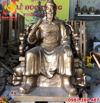 Tượng đồng Trần Quốc Tuấn cao 1m5 ngồi ngai nặng 1000kg vận chuyển sang bên Lào..!