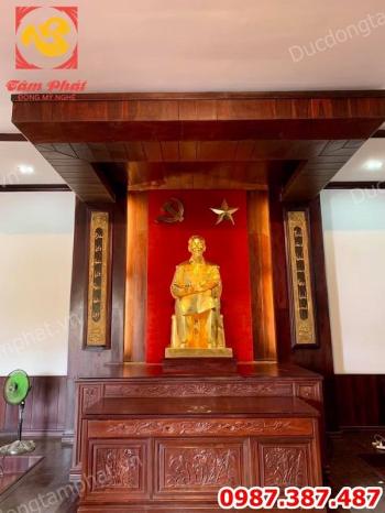 Tượng Bác Hồ ngồi đọc báo Nhân dân xã luận cao 1m27 tại bến Nhà Rồng thếp vàng 9999...!