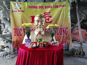Tượng chân dung Bác Hồ cao 1m5 bằng đồng đỏ dát vàng 9999 đặt tại nghĩa trang Đồng Nai
