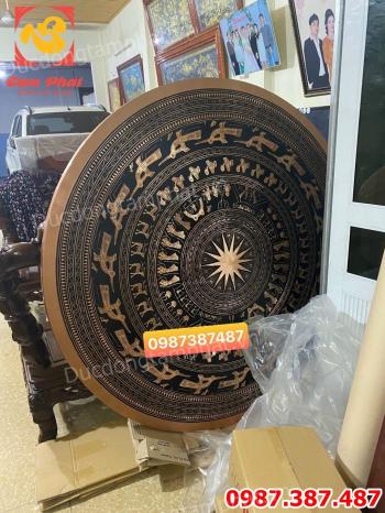 Mặt trống đồng đỏ đường kính 1m6 nặng 200kg bàn giao cho công an tỉnh Quảng Ninh