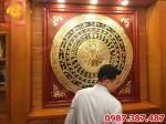 Hoàn thành, lắp đặt mặt trống đồng đường kính 1m5 khung gỗ hương đá 1m76