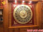 Hoàn thành, lắp đặt mặt trống đồng đường kính 1m5 khung gỗ hương đá 1m76