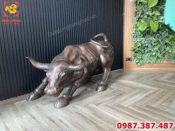 Bò tót phố Wall dài 1m2 nặng 200kg lắp cho phòng giao dịch chứng khoán FPT!