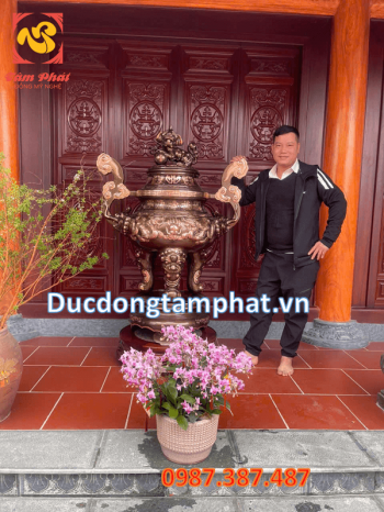 Lư hương, đỉnh đồng cao 1m5 bằng đồng đỏ phớt nỉ: giao nhà thờ Cao Bằng