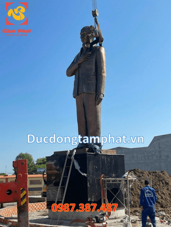 Tượng Bác Hồ bằng đồng cao 6m lắp đặt tại Vĩnh Thuận - Kiên Giang