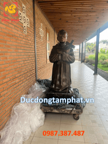 Tượng đồng Thánh Martino cao 3m5 lắp đặt nhà thờ tại Tây Ninh