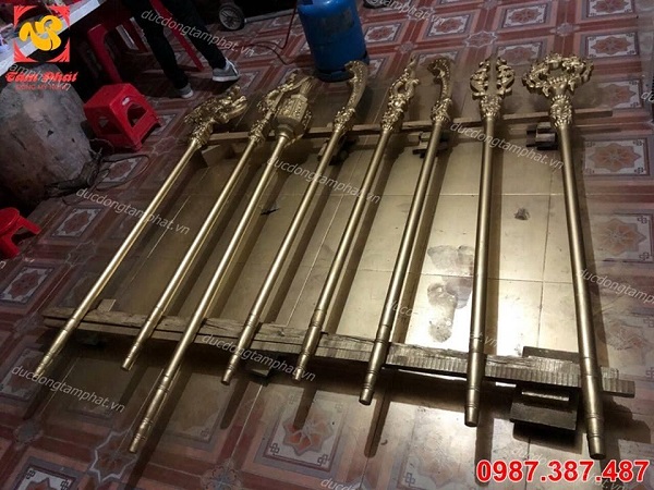 Bộ binh khí bát bửu làm từ đồng vàng cao 1m8