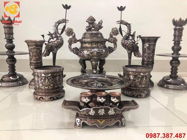 Bộ đồ thờ bằng đồng cao 50cm khảm ngũ sắc đầy đủ tinh xảo lắp đặt cho khách