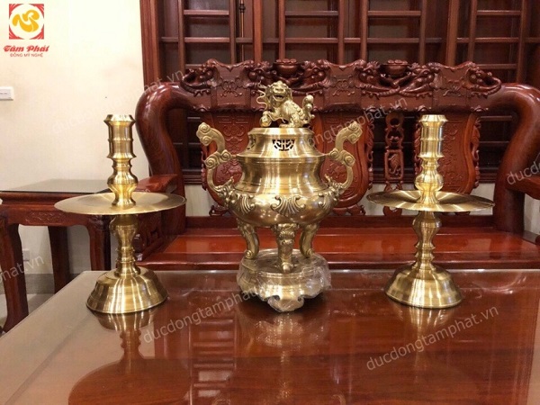 Bộ đồ thờ bằng đồng cát tút cực đẹp, tinh xảo cao 70cm lắp cho phòng thờ gia tiên tại Hà Nội..!