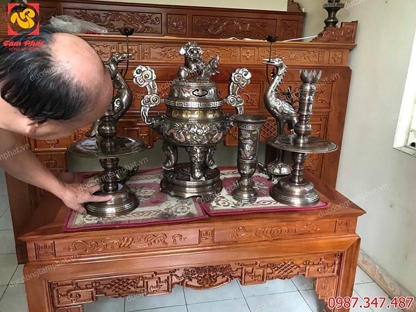 Bộ đồ thờ bằng đồng khảm ngũ sắc cao 60cm bàn giao cho khách