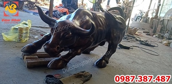 Bò tót phố Wall dài 1m2 nặng 200kg lắp cho phòng giao dịch chứng khoán FPT!