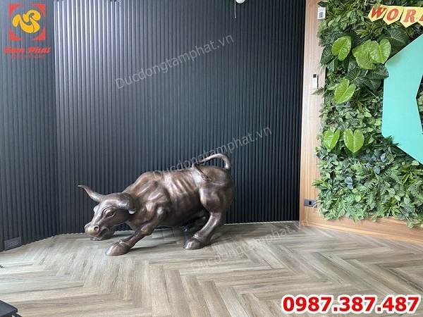 Bò tót phố Wall dài 1m2 nặng 200kg lắp cho phòng giao dịch chứng khoán FPT!
