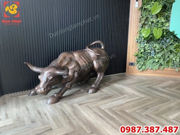 Bò tót phố Wall dài 1m2 nặng 200kg lắp cho phòng giao dịch chứng khoán FPT!