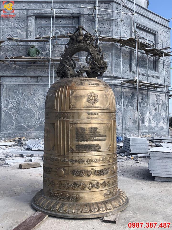 Kích thước các chiều của sản phẩm được tính toán chính xác. Thứ hai, bề mặt chuông là nơi thể hiện rõ nhất tính thẩm mỹ của sản phẩm. Yêu cầu đầu tiên đặt ra là mặt chuông phải phẳng mịn. Nếu xuất hiện những vết rỗ hoặc đường nét kém sắc sảo thì chứng tỏ đây là lỗi của quá trình đốt khuôn. Khuôn quá ướt hoặc quá khô đều dẫn đến tình trạng này. Các hoa văn, họa tiết đều thể hiện tinh thần của Đạo Phật. Nếu chúng không bộc lộ được hết thần thái thì ý nghĩa truyền bá cũng trở nên kém hiệu quả. Các đường nét, họa tiết cần có sự uyển chuyển, nhịp nhàng để mang lại diện mạo đẹp nhất. 2