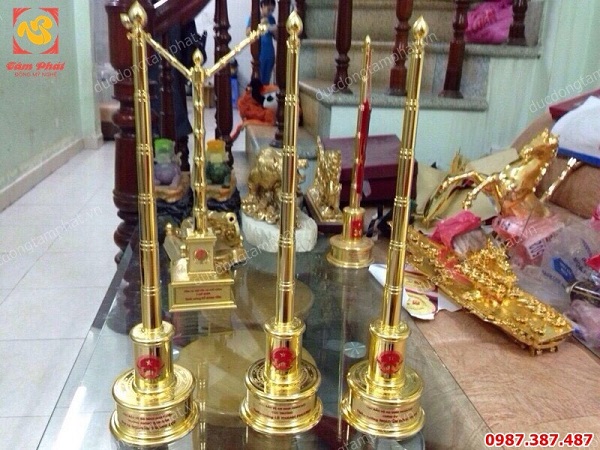 Cột cờ mạ vàng 24k để bàn làm việc khắc tên theo yêu cầu cao 50cm