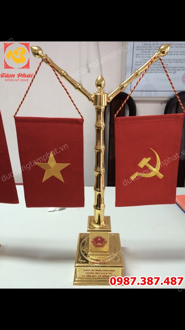 Cột cờ mạ vàng 24k để bàn làm việc khắc tên theo yêu cầu cao 50cm