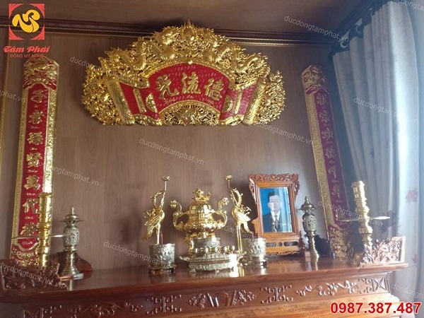 Cuốn thư câu đối dài 1m76 mạ vàng 24k bàn giao cho khách