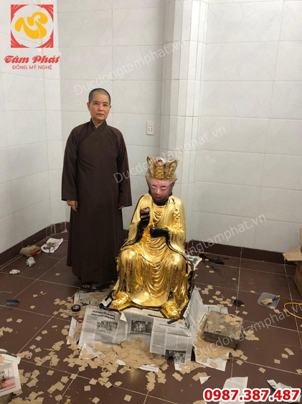 Dát vàng quỳ 9999 trên nền gỗ tượng Phật cho chùa Ngàn - Thái Bình