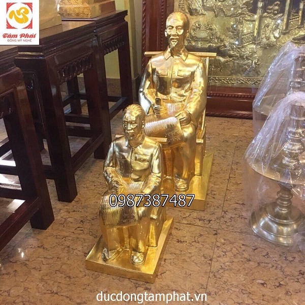 Dịch vụ thếp vàng tượng Bác Hồ đọc báo Nhân dân xã luận