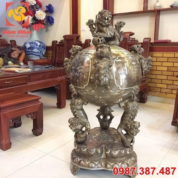 Đỉnh đồng thất lân vờn cầu cao 1m15 khảm ngũ sắc lắp đặt tại tư gia nhà khách