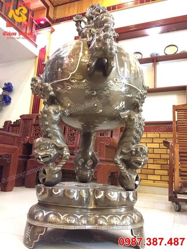 Đỉnh đồng thất lân vờn cầu cao 1m15 khảm ngũ sắc lắp đặt tại tư gia nhà khách