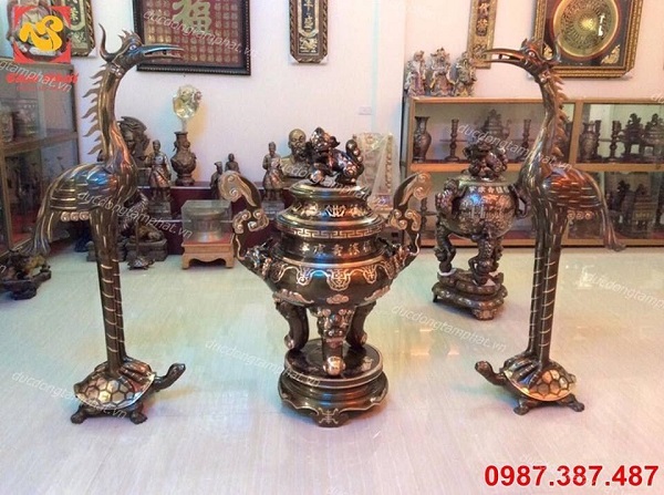 Đôi hạc bằng đồng đỏ cạo màu sống động, tinh xảo