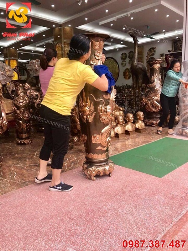 Đôi lọ 1m55 bằng đồng phớt nỉ đóng và bàn giao cho khách