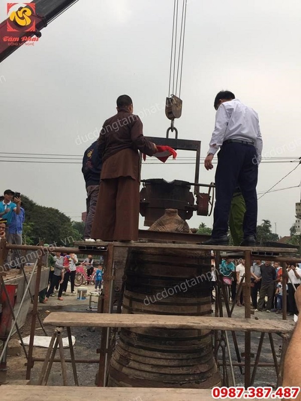 Đúc chuông đồng hoạ tiết bánh xe pháp luân cho chùa Hoa Duyên - Thanh Miện Hải Dương