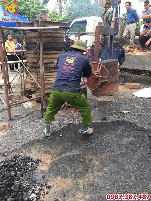 Đúc chuông đồng hoạ tiết bánh xe pháp luân cho chùa Hoa Duyên - Thanh Miện Hải Dương