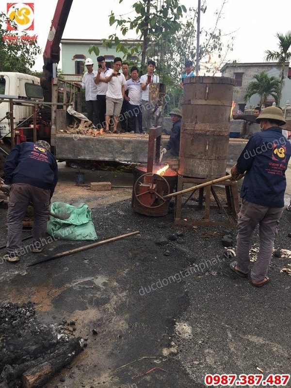 Đúc chuông đồng hoạ tiết bánh xe pháp luân cho chùa Hoa Duyên - Thanh Miện Hải Dương
